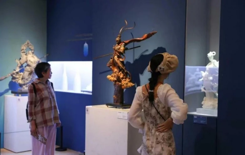 高英坡艺术作品展绽放中国美术馆