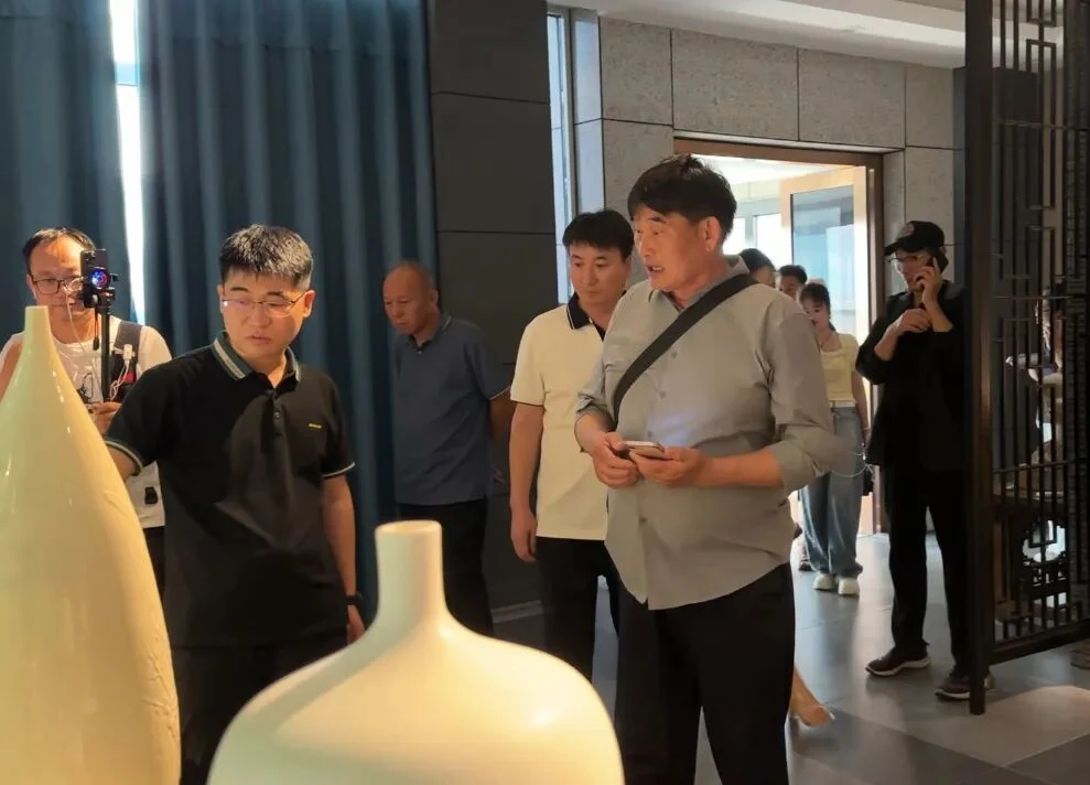 大衣哥朱之文莅临河北高大师艺术集团参观交流